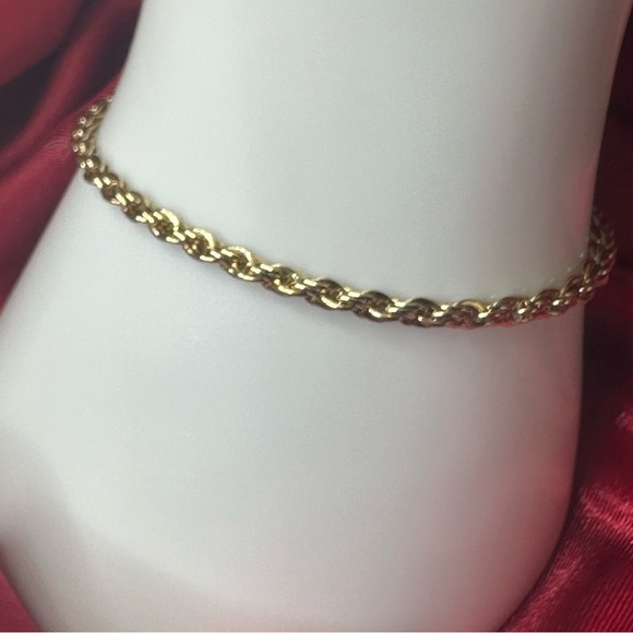 Luxurious Gold Tone Rope Chain Bracelet - Picture 9 of 9